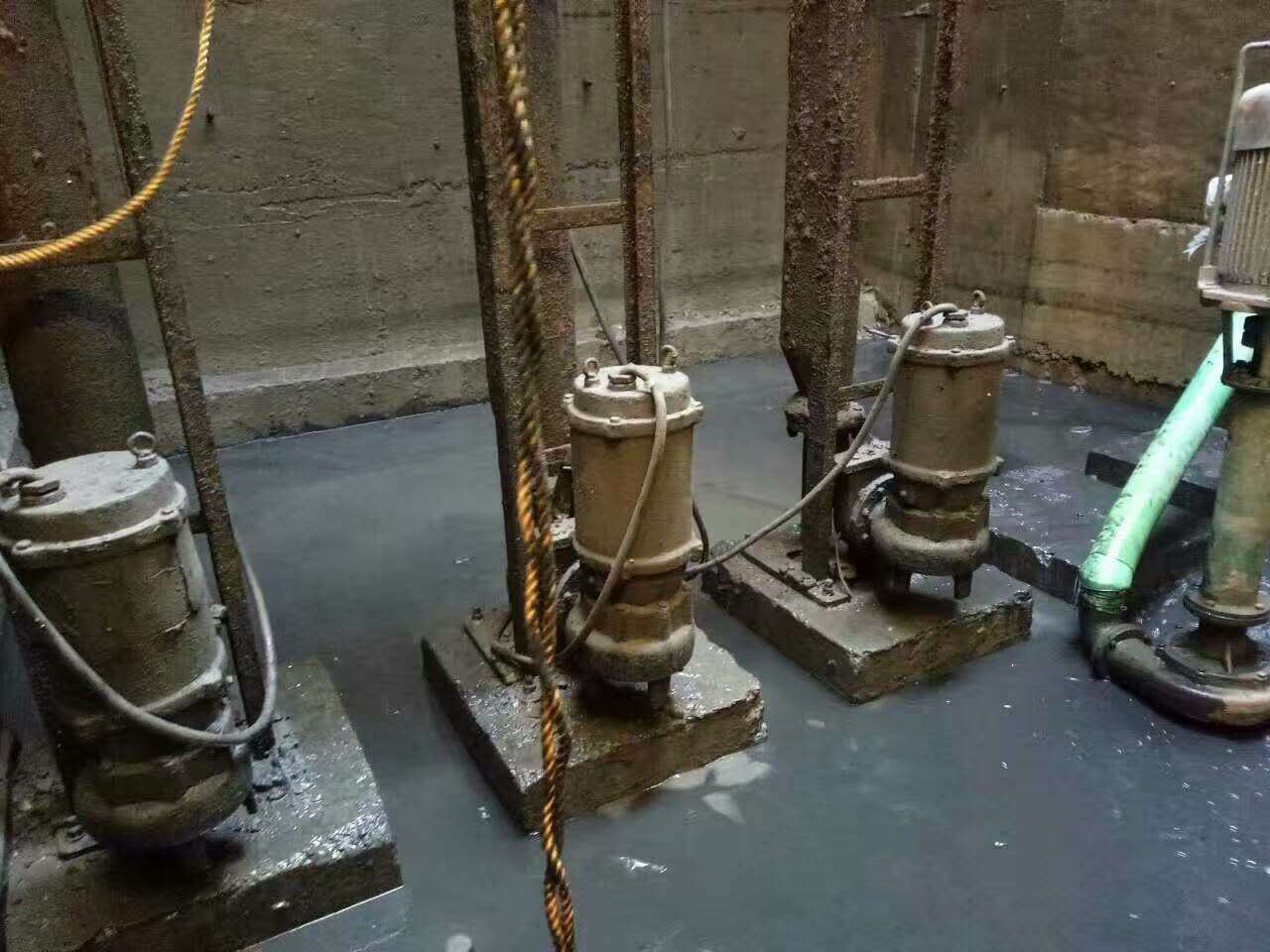 台前污水池清理